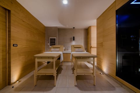 Couples treatment rooms, sauna, spa tub, steam room, Turkish bath