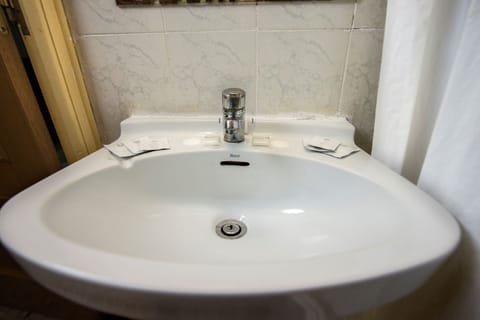 Triple Room | Bathroom | Bathtub, free toiletries, towels