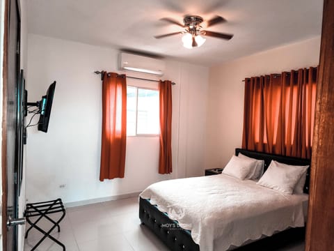 Deluxe Single Room, 1 Queen Bed | Desk, laptop workspace, iron/ironing board, free WiFi