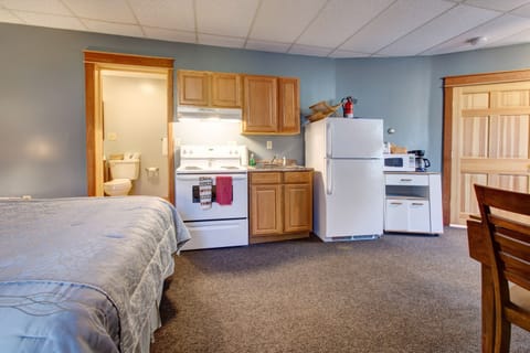 Studio Suite | Private kitchen | Fridge, microwave, stovetop, coffee/tea maker