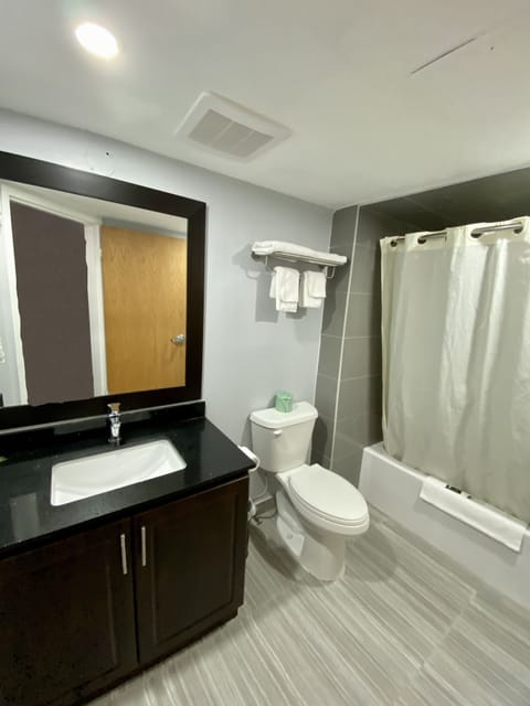 Standard Room, 1 King Bed, Non Smoking | Bathroom | Shower, towels