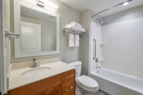 Combined shower/tub, free toiletries, hair dryer, towels