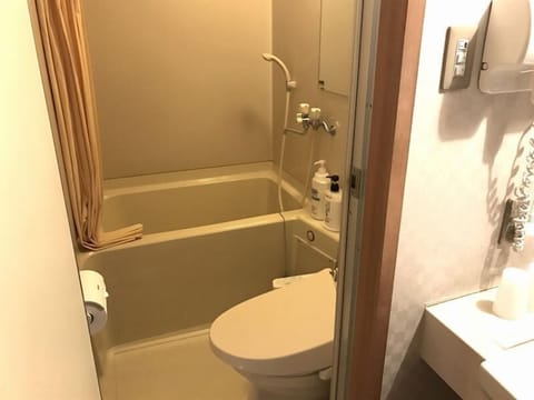 Deluxe Twin Room (Private Bathroom) | Bathroom | Free toiletries, slippers, bidet, towels