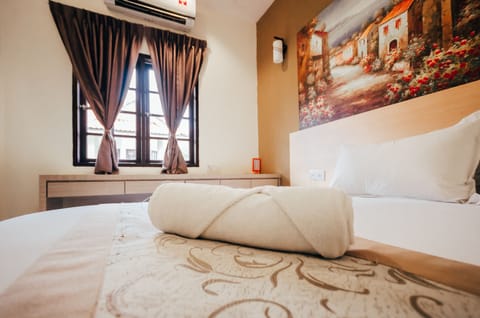 Business Suite with Private Bathroom | Desk, soundproofing, iron/ironing board, free WiFi