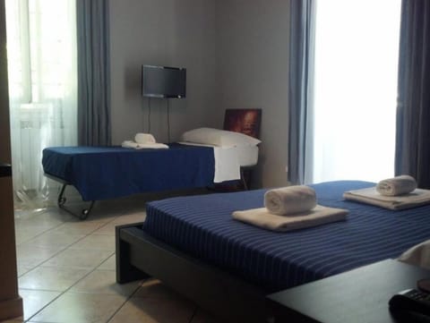 Basic Triple Room | In-room safe, individually decorated, individually furnished