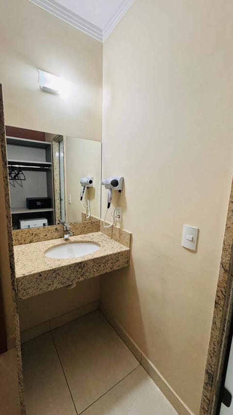 Deluxe Room | Bathroom | Hair dryer, towels, soap, shampoo