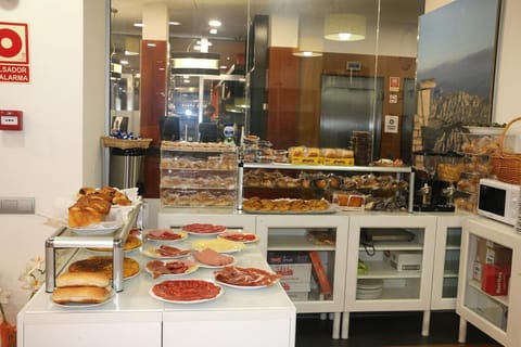 Daily continental breakfast (EUR 5.25 per person)