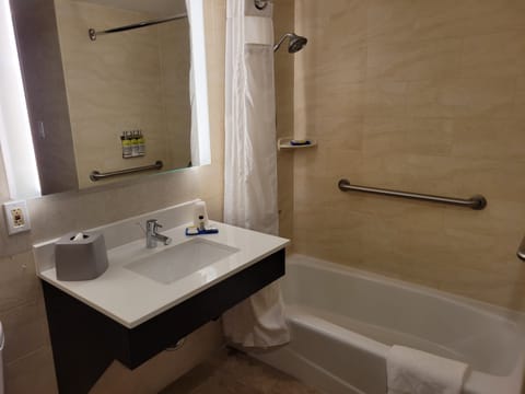 Standard Room, 2 Double Beds, Mobility Accessible (Mobility, Access Tub) | Bathroom | Free toiletries, hair dryer, towels