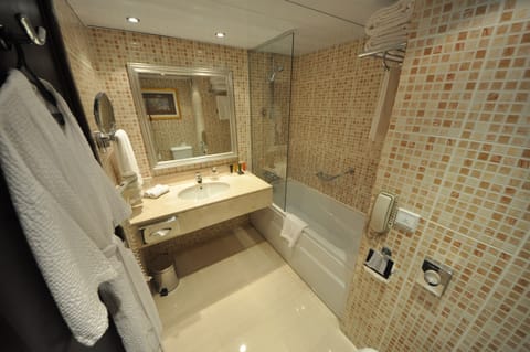 Combined shower/tub, free toiletries, hair dryer, towels