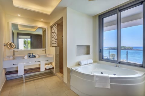 Luxury Penthouse One Bedroom Suite Ocean View Terrace Jacuzzi | Bathroom | Separate tub and shower, jetted tub, free toiletries, hair dryer