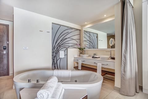 Separate tub and shower, jetted tub, free toiletries, hair dryer