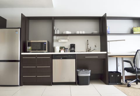 Full-size fridge, microwave, dishwasher, coffee/tea maker