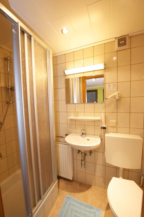 Single Room, Private Bathroom | Bathroom | Shower, hair dryer, towels