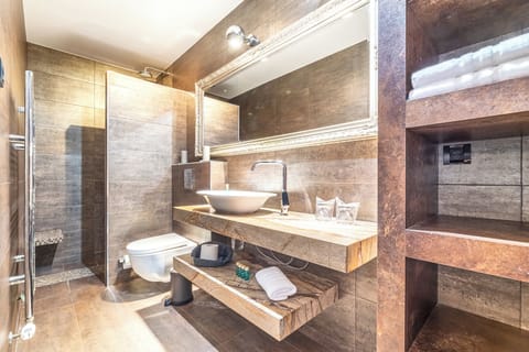 Deluxe Condo | Bathroom | Shower, designer toiletries, hair dryer, towels