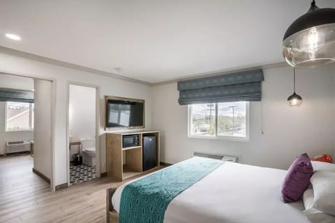 Family Suite, 2 Bedrooms, Non Smoking, Poolside | Premium bedding, down comforters, Select Comfort beds