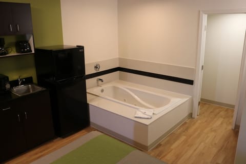 Studio, 1 Queen Bed, Jetted Tub | Jetted tub