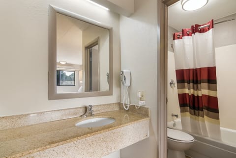 Superior Room, 1 King Bed (Smoke Free) | Bathroom | Towels, soap, shampoo, toilet paper