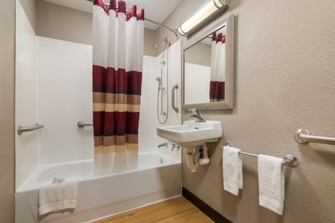 Business Room, 1 King Bed, Accessible (Smoke Free) | Bathroom | Towels, soap, shampoo, toilet paper