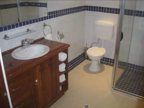 Apartment, 2 Bedrooms, Non Smoking | Bathroom | Shower, free toiletries, towels