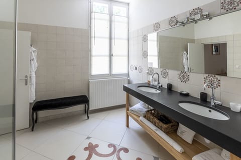 Suite | Bathroom | Shower, free toiletries, hair dryer, bathrobes