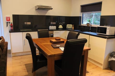 Superior Cottage, 2 Bedrooms, Lake View, Mountainside | Private kitchenette | Fridge, microwave, oven, stovetop