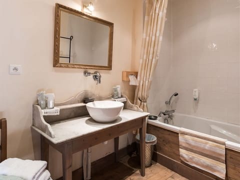 Superior Suite, Ensuite, Garden View | Bathroom