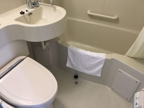 Combined shower/tub, free toiletries, slippers, electronic bidet