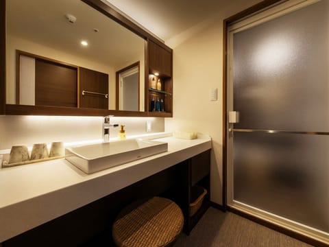 Japanese Style Deluxe Twin Room Non smoking | Bathroom | Combined shower/tub, deep soaking tub, free toiletries, slippers