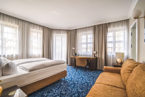 Premium Junior Suite | Premium bedding, minibar, in-room safe, individually decorated