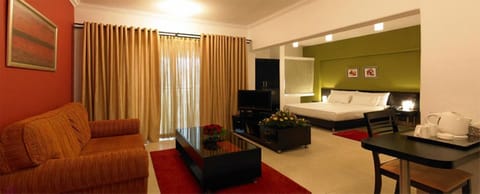 Executive Suite | Living area | 32-inch LCD TV with cable/satellite channels, TV