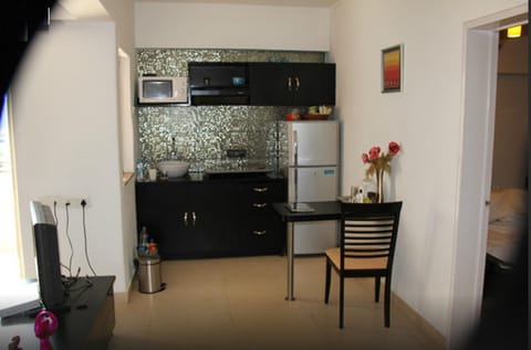 Executive Suite | Private kitchen | Full-size fridge, microwave, stovetop, coffee/tea maker