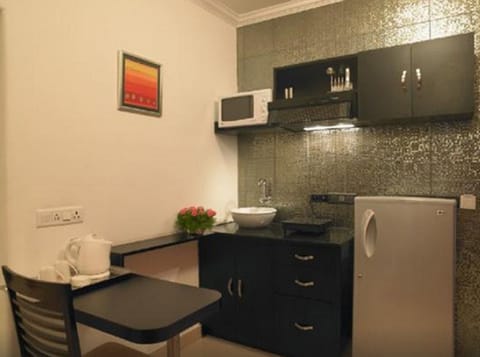 Executive Suite | Private kitchen | Full-size fridge, microwave, stovetop, coffee/tea maker