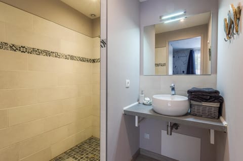 Comfort Double Room, City View | Bathroom