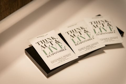 Combined shower/tub, free toiletries, hair dryer, towels