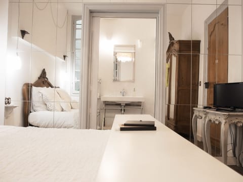 Double Room (Miroir d'eau) | Bathroom | Shower, free toiletries, hair dryer, towels