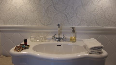 Suite (Place Royale) | Bathroom | Shower, free toiletries, hair dryer, towels