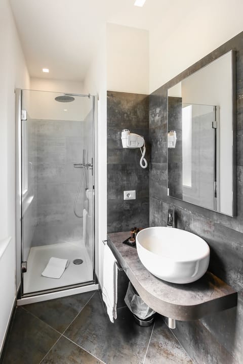 Double Room | Bathroom shower