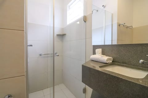 Deluxe Triple Room | Bathroom | Shower, free toiletries, hair dryer, towels