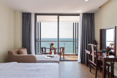 Deluxe Double or Twin Room, Ocean View | Minibar, in-room safe, desk, soundproofing