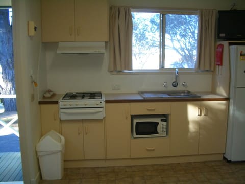 Ensuite Cabin | Private kitchen | Fridge, microwave, rice cooker, cleaning supplies