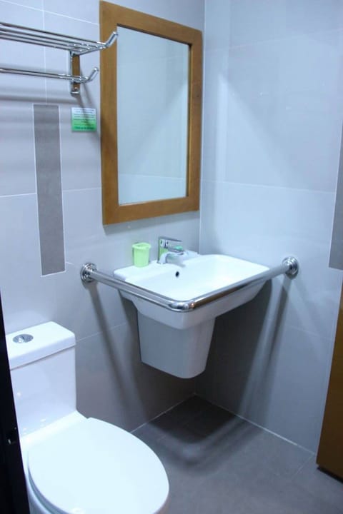 Economy Double Room - Disability Access | Bathroom | Shower, free toiletries, hair dryer, bidet