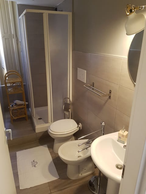 Standard Room | Bathroom | Shower, free toiletries, hair dryer, towels