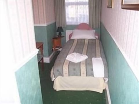 Single Room | Hypo-allergenic bedding, desk, iron/ironing board, free WiFi