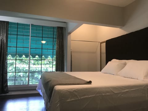 Deluxe Studio Suite, 1 King Bed, Refrigerator & Microwave, Mountain View | 1 bedroom, premium bedding, in-room safe, individually decorated