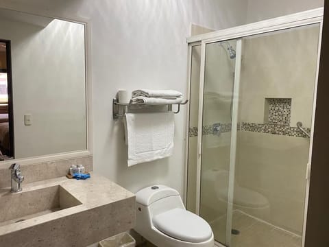 Standard Room, 1 Bedroom | Bathroom | Shower, free toiletries, towels