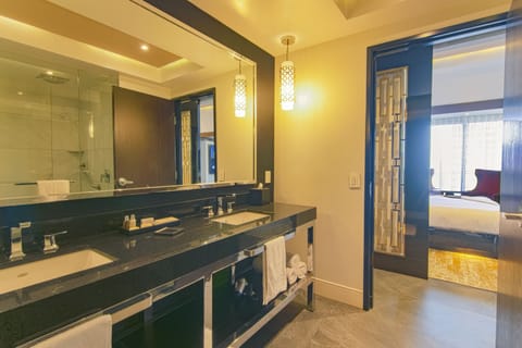 Exclusive Loft, 1 Bedroom, Balcony, City View (EXPEDIA) | Bathroom | Shower, rainfall showerhead, free toiletries, hair dryer