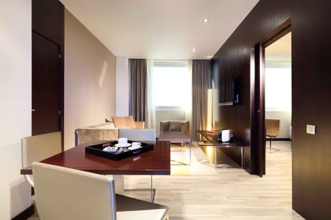 Suite | Minibar, in-room safe, desk, blackout drapes