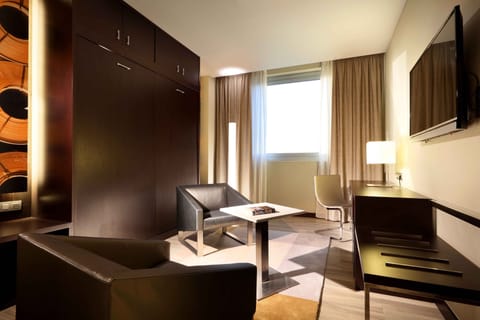 Suite | Minibar, in-room safe, desk, blackout drapes