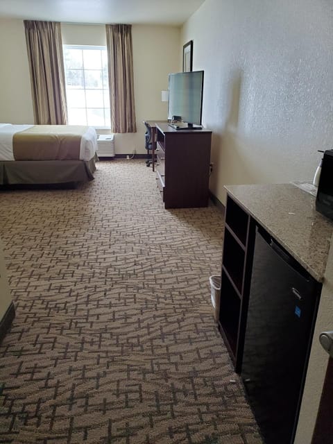 Suite, 1 Queen Bed, Non Smoking | Premium bedding, down comforters, in-room safe, desk