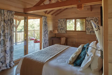 Deluxe Cabin, 1 Queen Bed, Terrace, Park View | 1 bedroom, premium bedding, minibar, in-room safe
